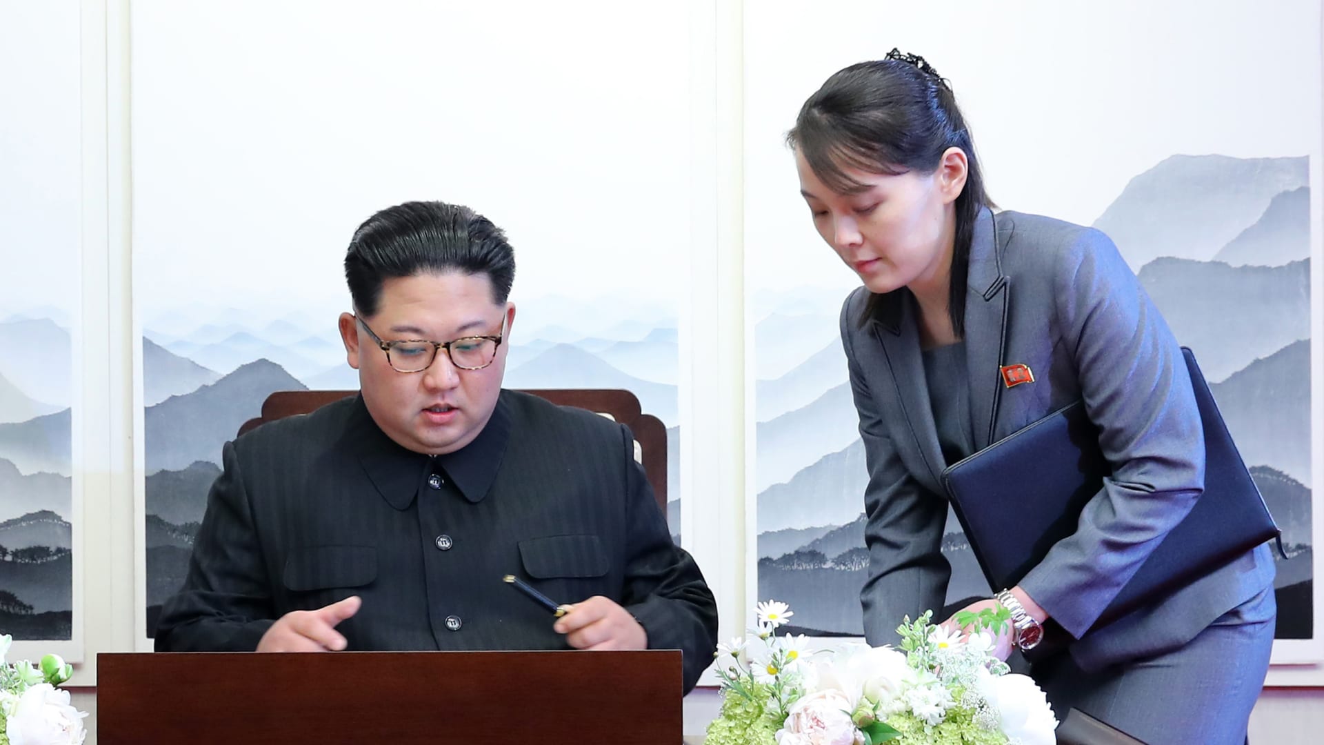 صورة أرشيفية لزعيم كوريا الشمالية كيم جونغ أون وشقيقته كيم يو جونغ