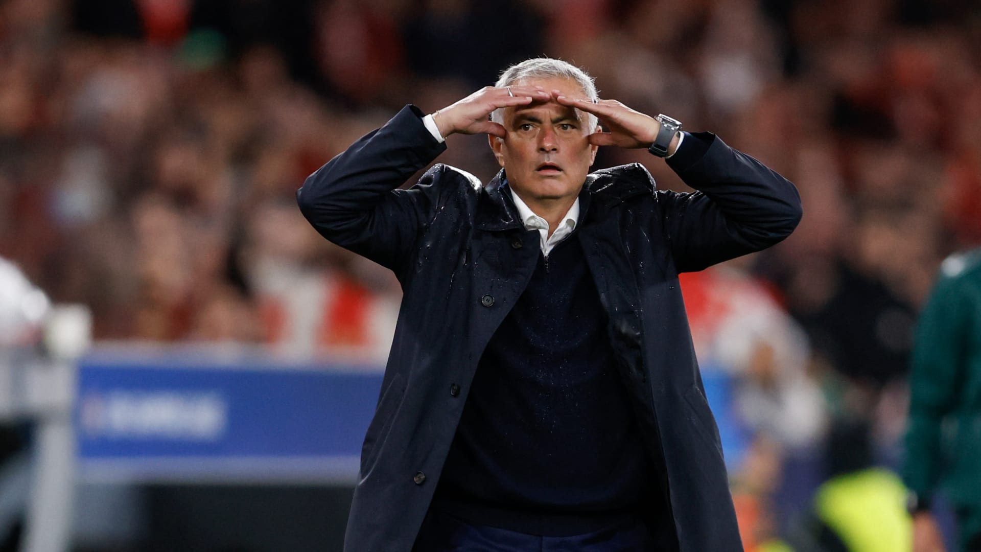 مورينيو يذرف الدموع خلال مباراة في الدوري البرتغالي لهذا السبب