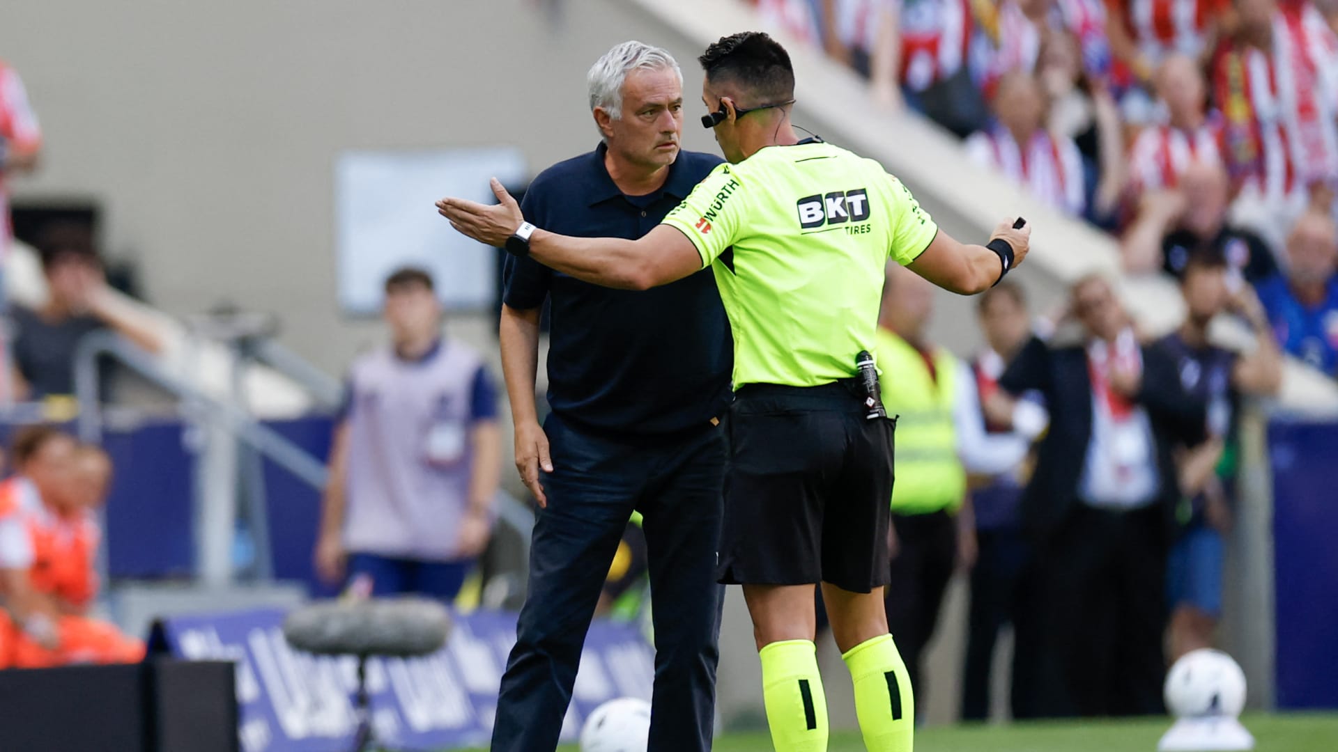 مورينيو يفتح النار على التحكيم في إسبانيا بعد خسارة ديربي مدريد