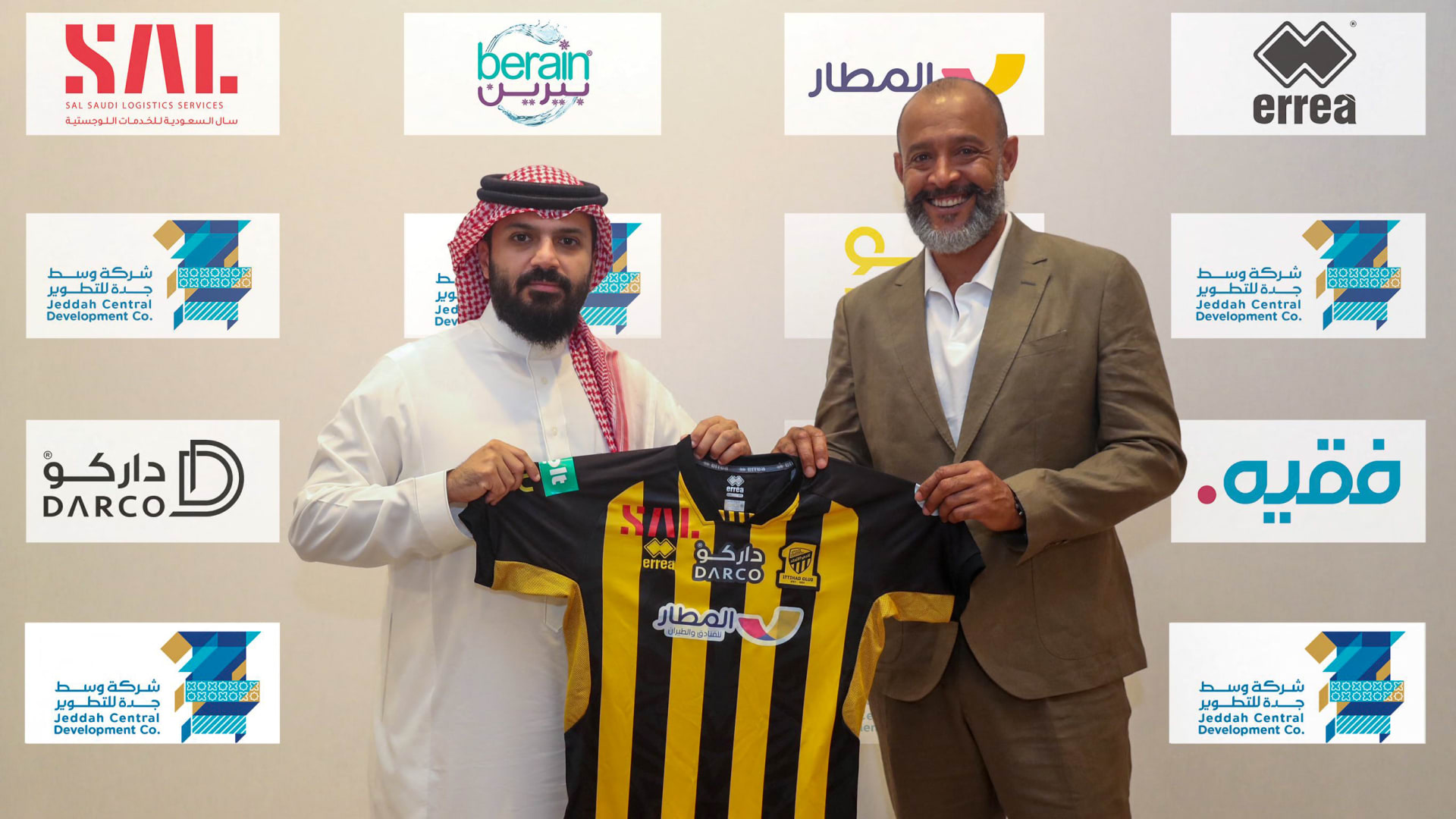 ظهر بالزي السعودي.. تشبيه مدرب اتحاد جدة بـ"شيبان الديرة" وسط تفاعل واسع على تويتر