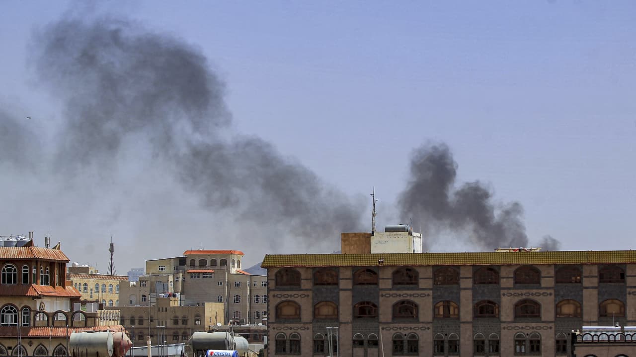 تصاعد عمود دخان في أعقاب انفجارات في العاصمة اليمنية صنعاء التي يسيطر عليها الحوثيون.