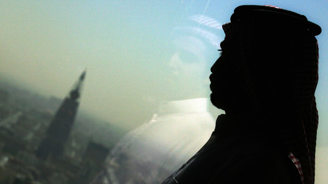 صورة أرشيفية تعبيرية لشخص ينظر إلى وسط العاصمة السعودية، الرياض