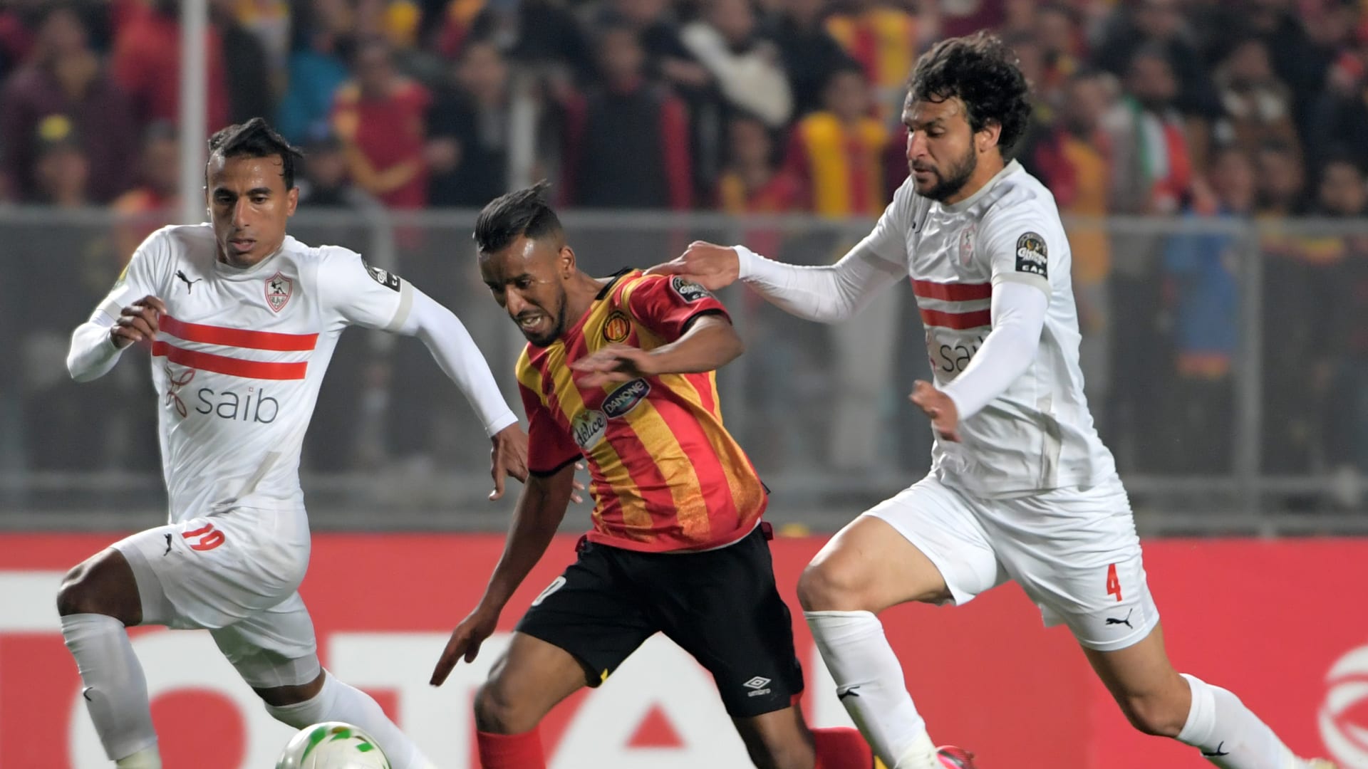 الدوري المصري.. مدافع الزمالك السابق ينفجر غضباً ويحطم كاميرا مصور المباراة بعد طرده