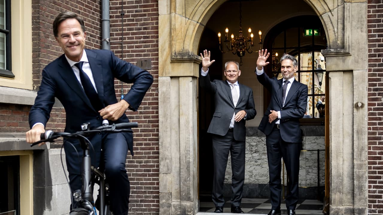 "سلم السلطة ثم ركب دراجة".. رئيس وزراء هولندا يثير تفاعلا بطريقة مغادرة منصبه