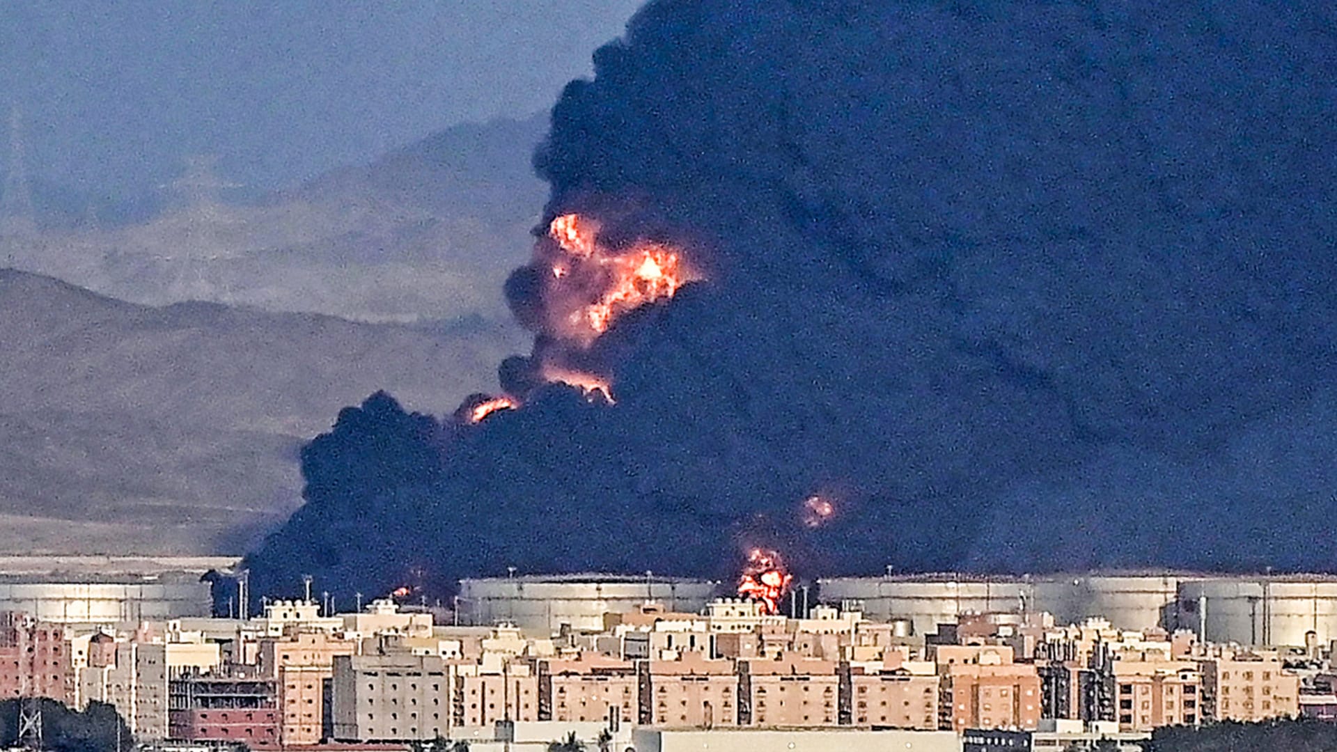 مسؤول سعودي لـCNN: أعمدة دخان في جدة تزامنا مع الهجوم الحوثي على منشأة أرامكو