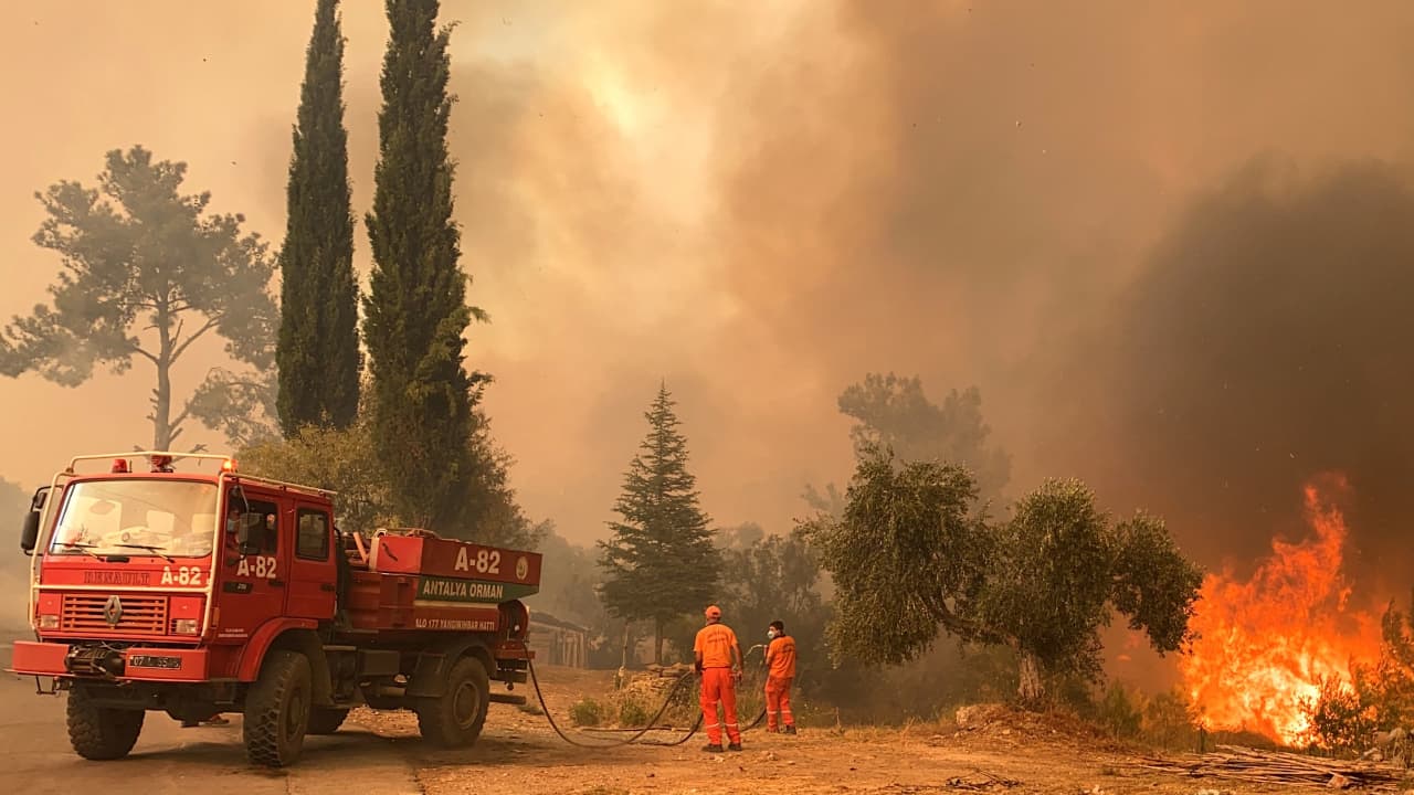 حرائق الغابات تلتهم 180 هكتارًا في أنطاليا جنوبي تركيا