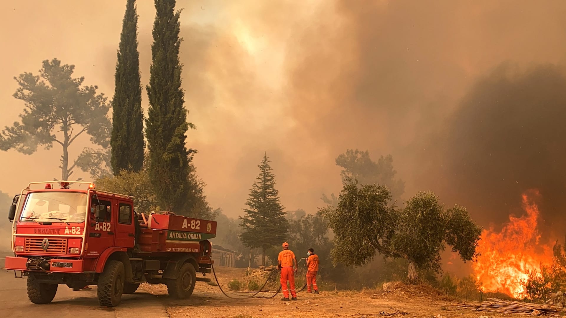 قلق على سلامة السياح في اليونان بسبب موجة حر شديدة وحرائق غابات هائلة