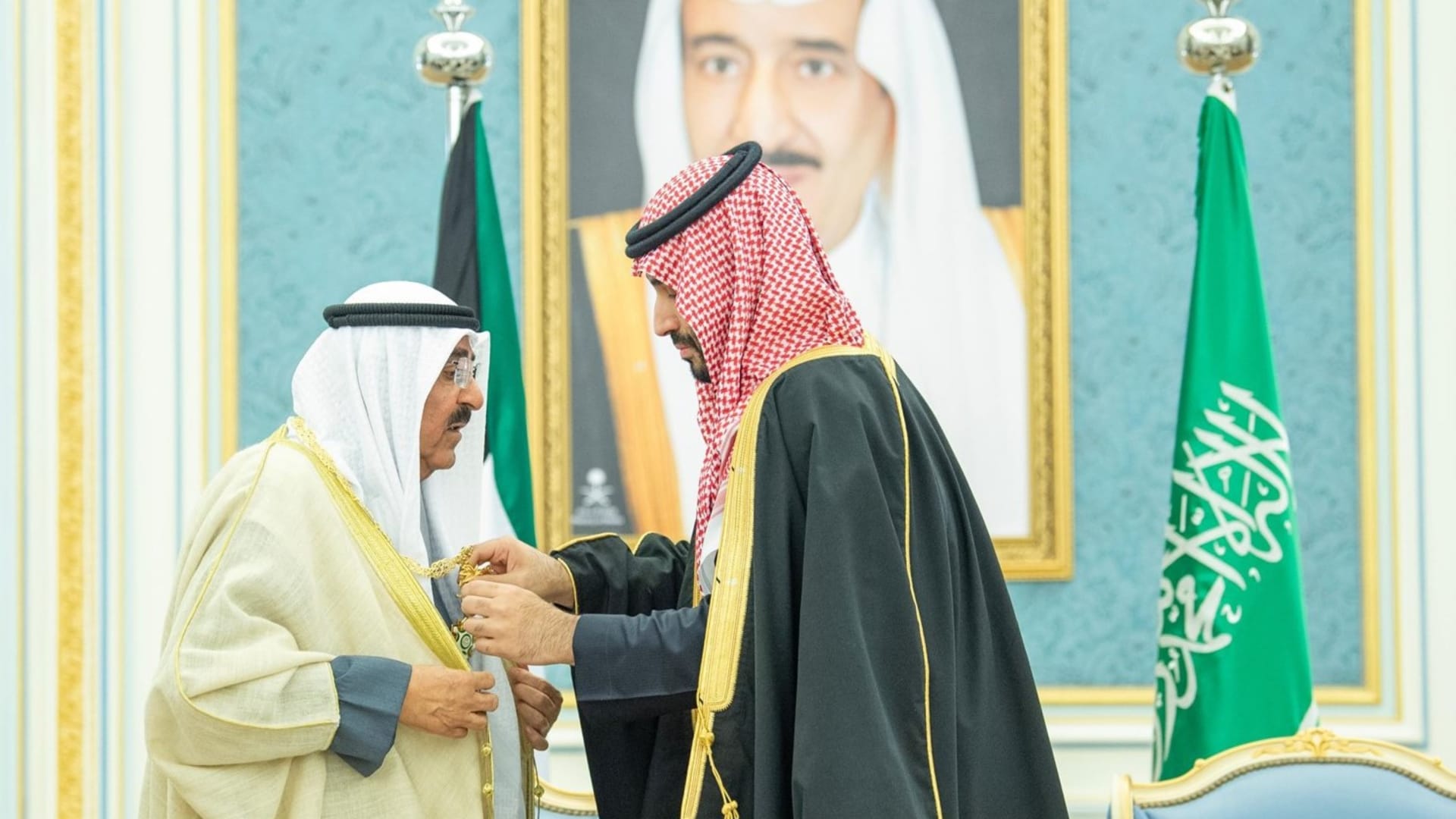 محمد بن سلمان يقلد أمير الكويت بقلادة الملك عبدالعزيز.. من أبرز القادة المكُرّمين بها؟