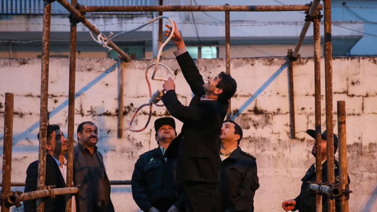 صورة أرشيفية لمسؤولين إيرانيين يحضرون المشنقة عام 2014
