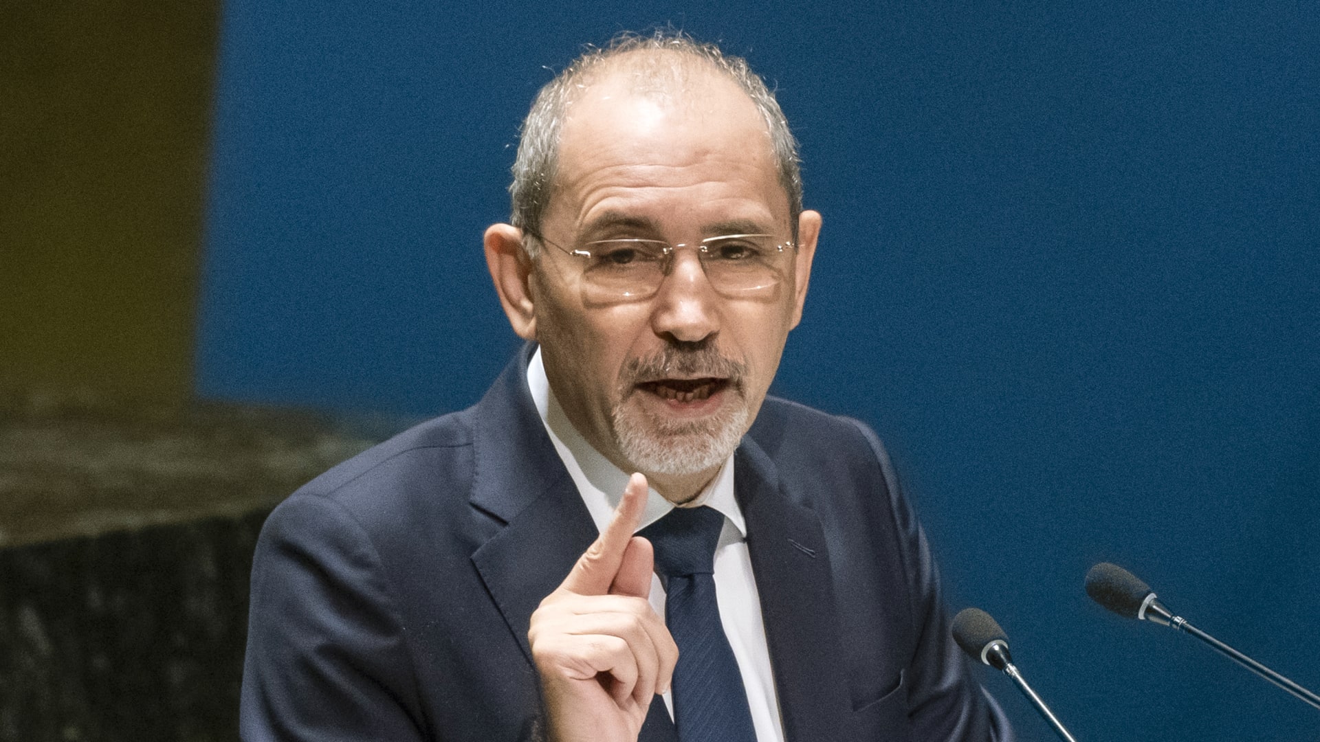 "تصفيق نادر" لما قاله وزير خارجية الأردن بالجلسة الطارئة للأمم المتحدة بشأن غزة وإسرائيل