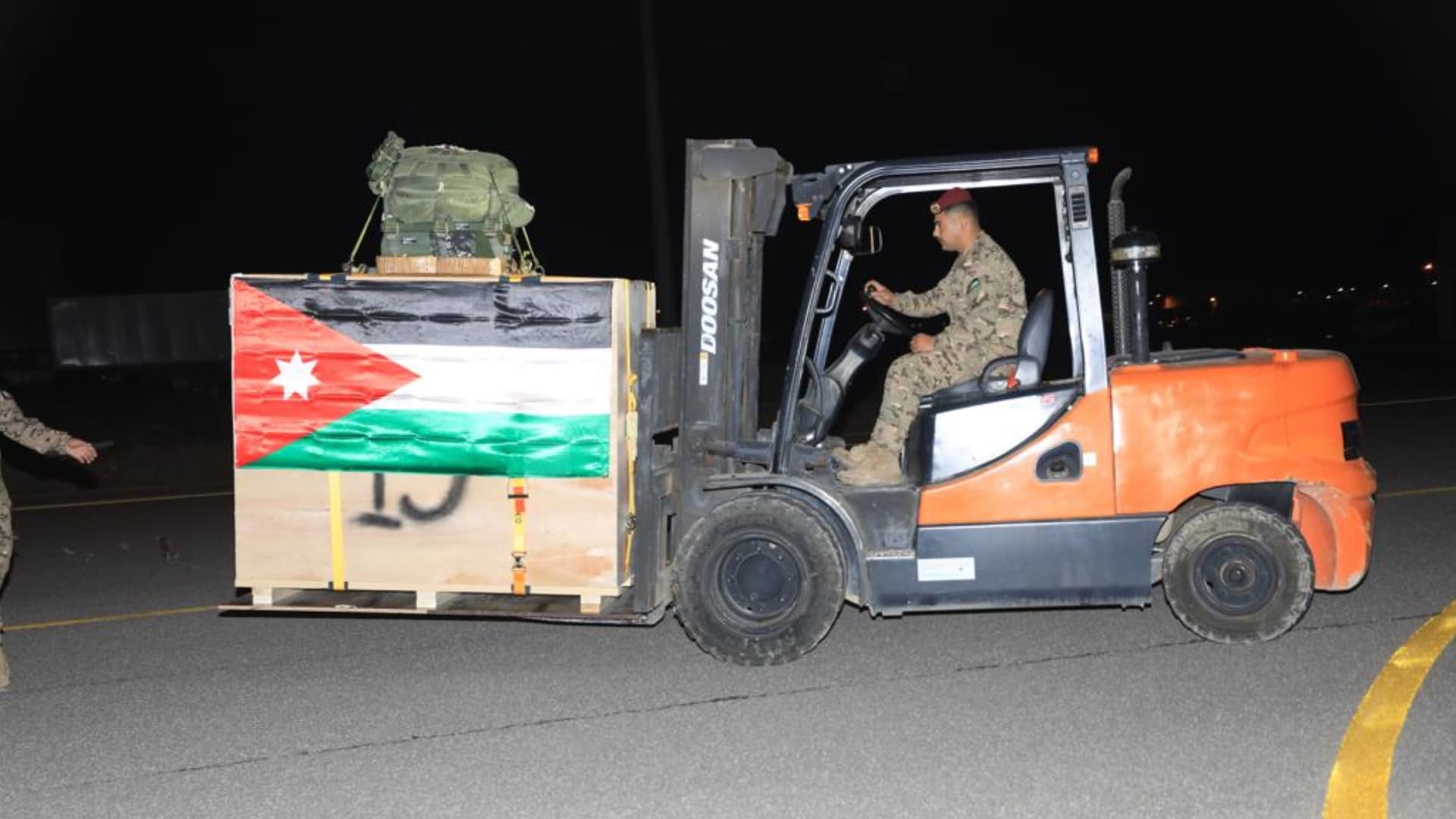 شاهد لحظة تنفيذ الجيش الأردني عملية إنزال جوي لمساعدات طبية في غزة للمرة الثانية