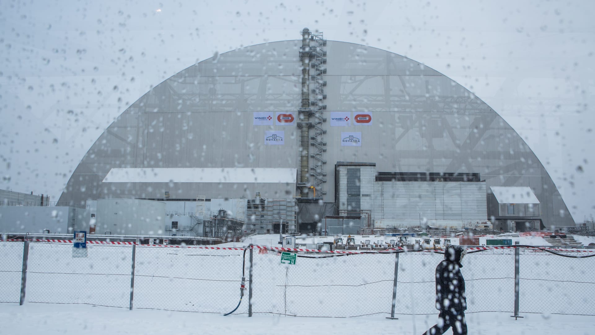 وكالة الطاقة الذرية: درع مفاعل تشرنوبل عاجز عن احتواء الإشعاع