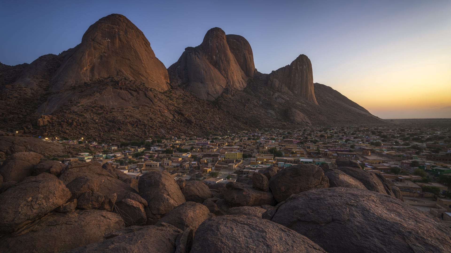 بتضاريس تشبه مكة..جبال "تاكا" السودانية تثير فضول مصور 