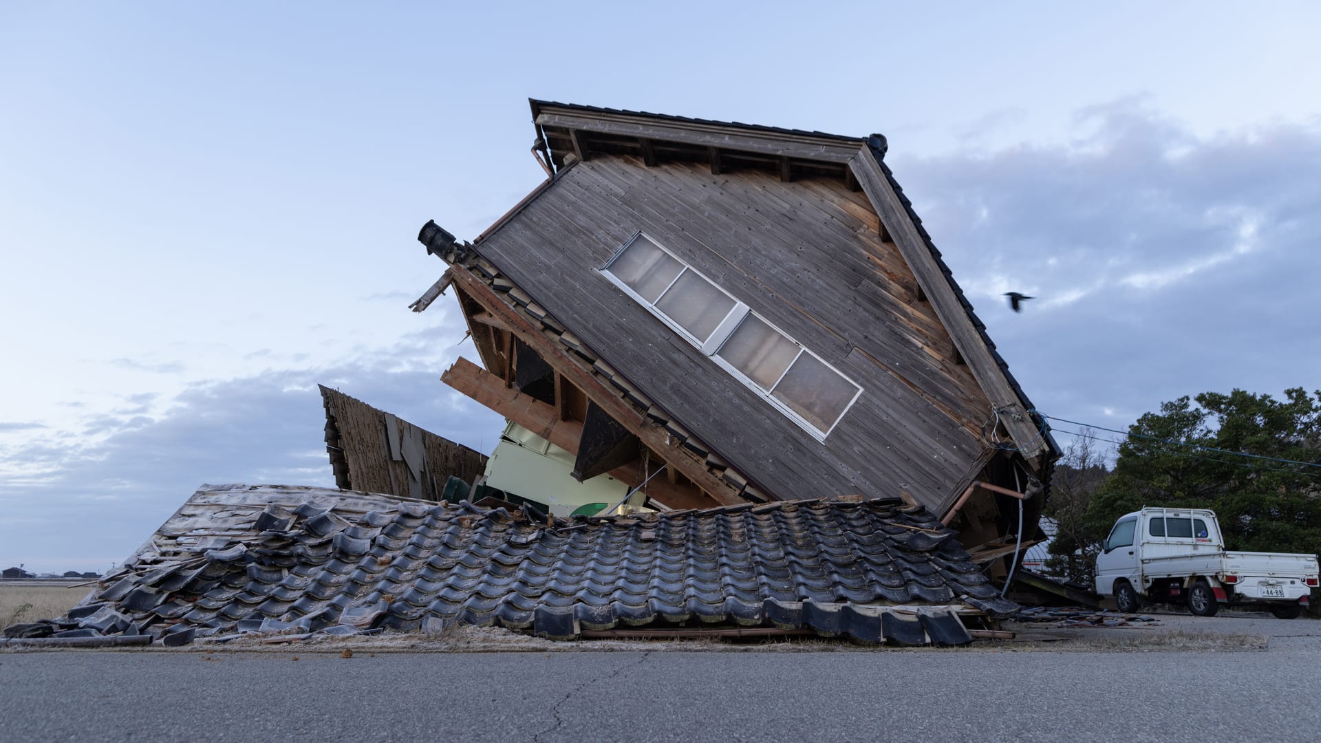 شوارع متصدعة ومبان منهارة.. شاهد الأضرار التي خلفها زلزال اليابان