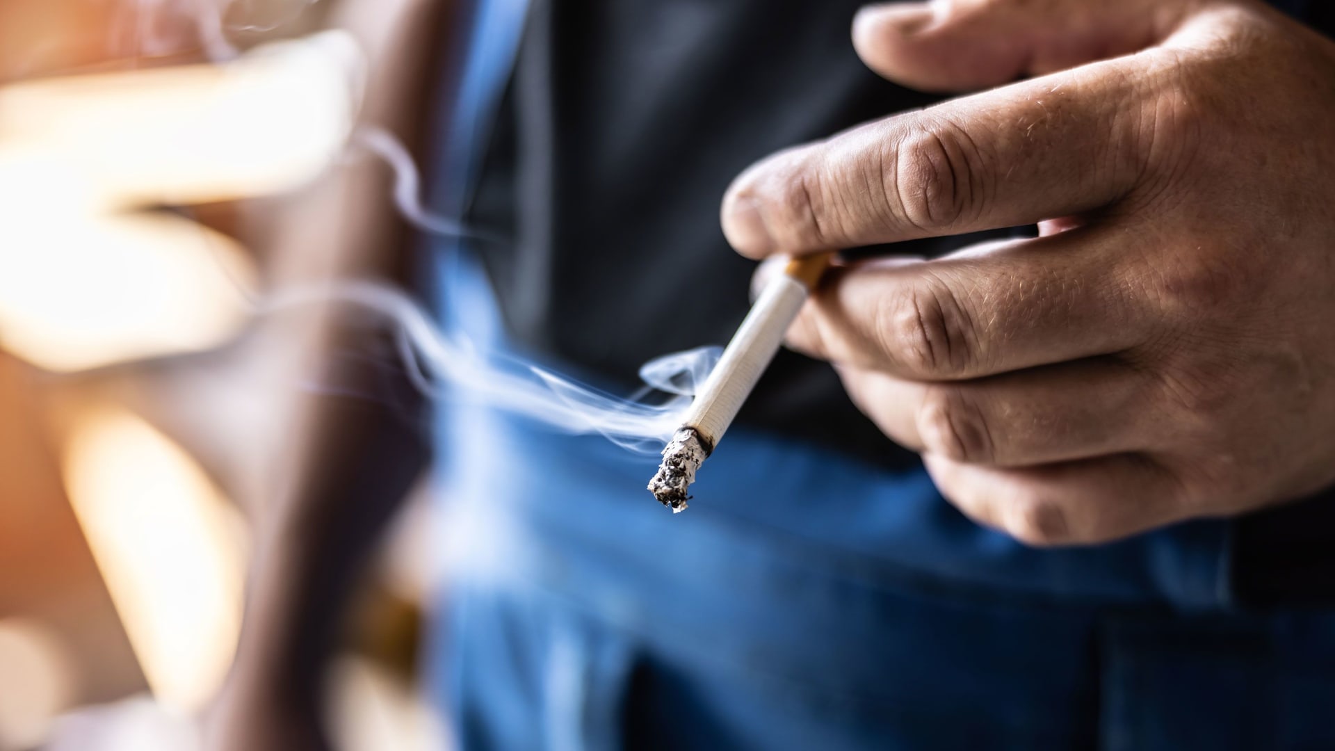 التدخين يُسبب نوبات قلبية وسكتات دماغية.. كثيرون لا يعرفون ذلك