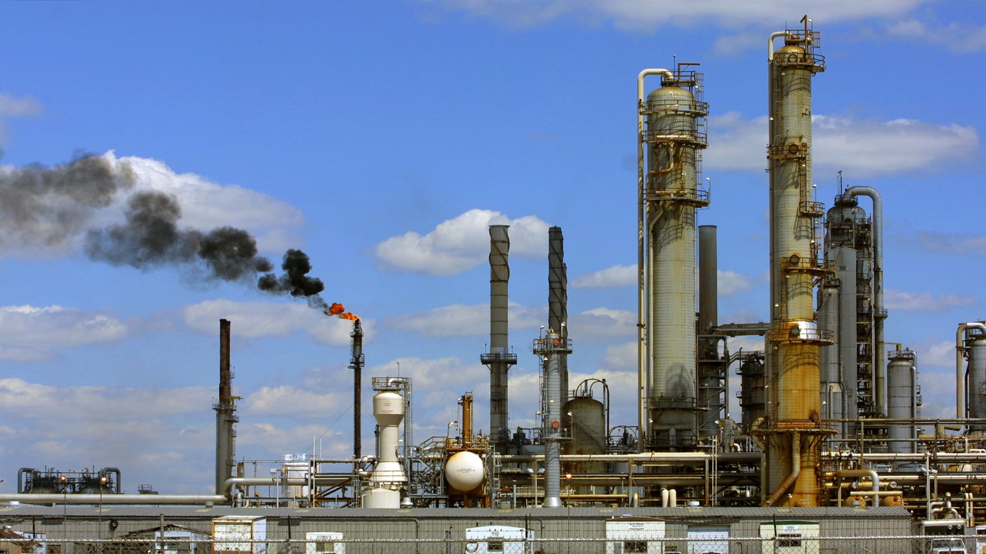 لماذا لم يؤد تصاعد العنف في الشرق الأوسط إلى ارتفاع أسعار الغاز حتى الآن؟ 1 لماذا لم يؤد تصاعد العنف في الشرق الأوسط إلى ارتفاع أسعار الغاز حتى الآن؟