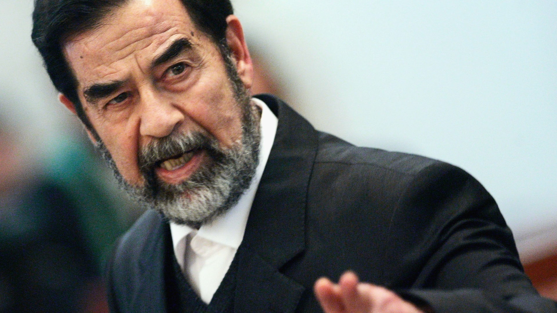 رئيس وزراء العراق السابق يروي تفاصيل ما حدث عندما رأى جثة صدام حسين قرب منزله