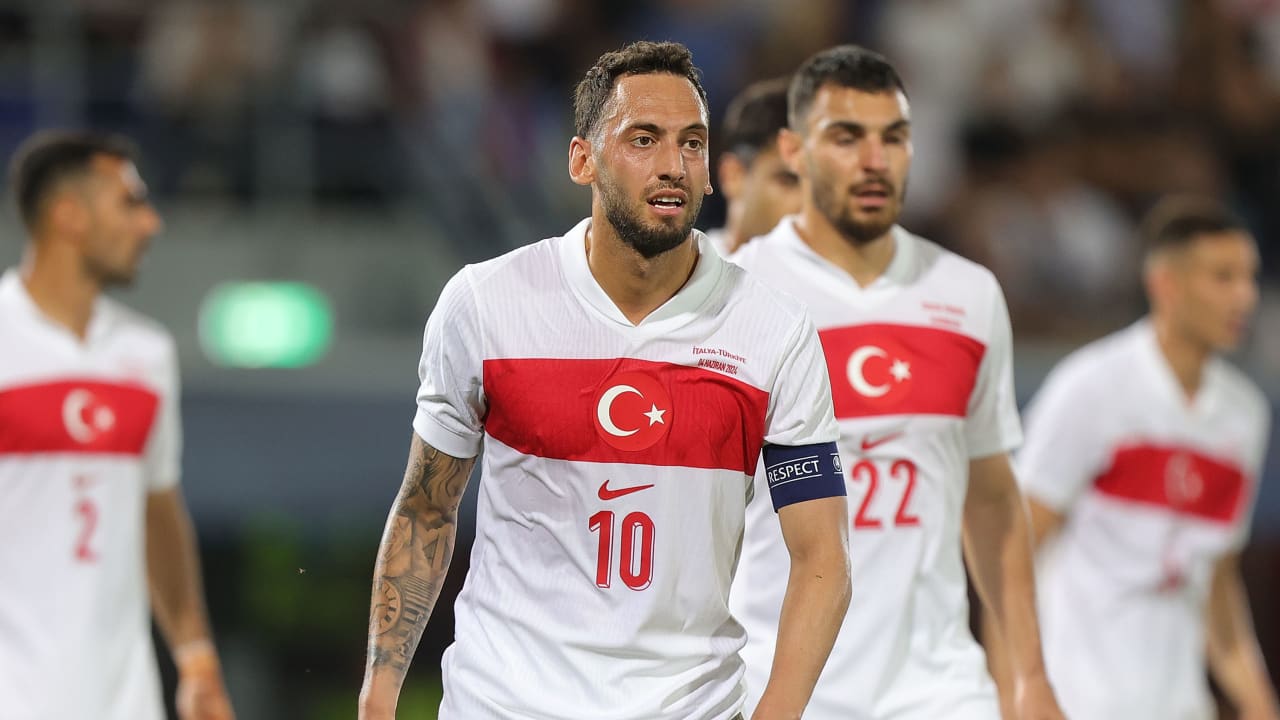 لقطة "طريفة" بين لاعب تركيا ومشجع بعد مباراة ودية مع إيطاليا