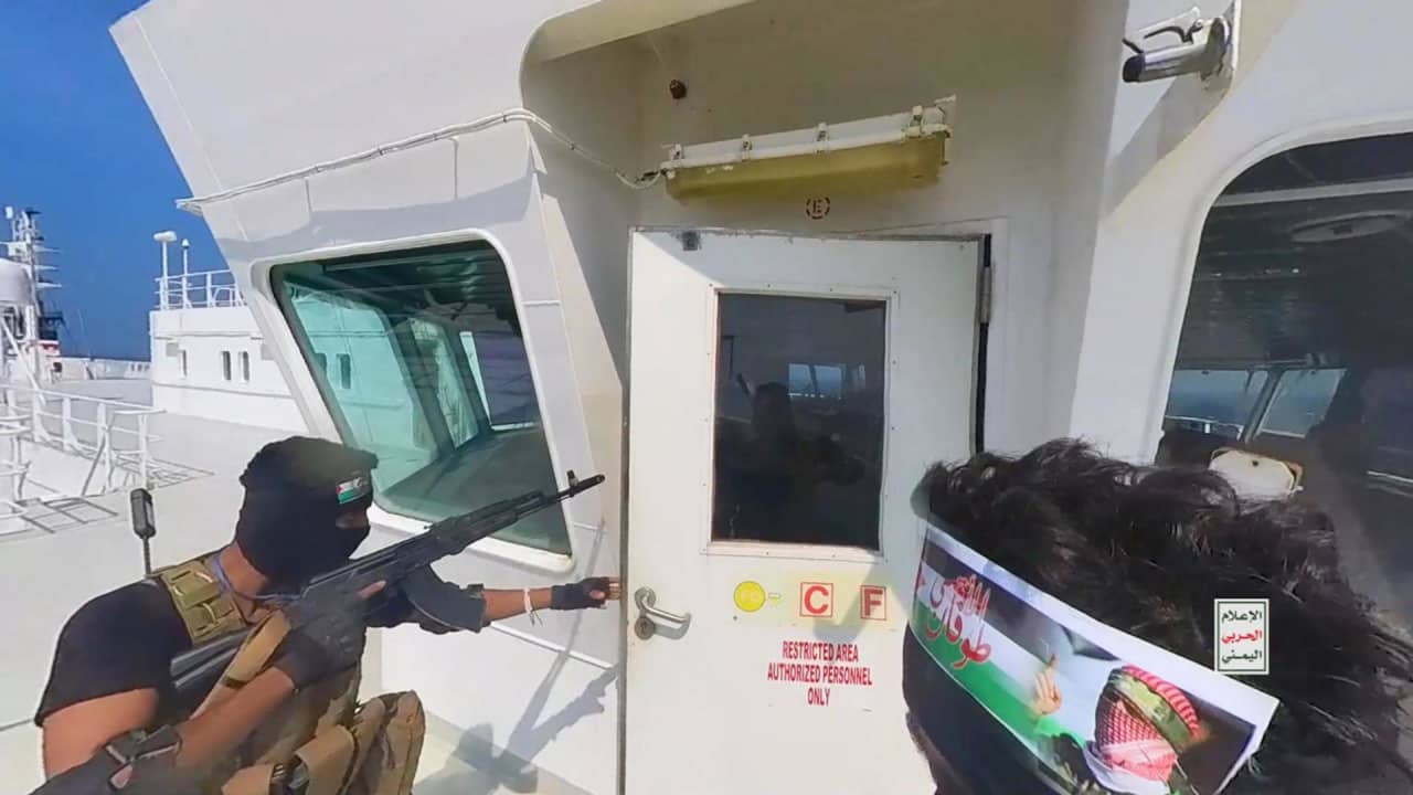 الحوثيون يعلنون استهداف سفينة أمريكية في خليج عدن.. ويحذرون أمريكا وبريطانيا