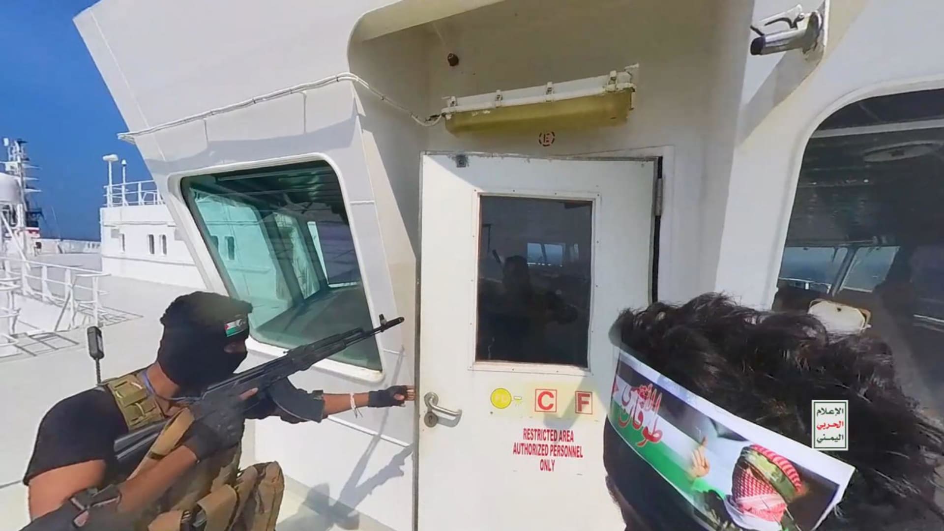 الحوثيون يستهدفون سفينتين في البحر الأحمر.. إليكم تفاصيل الهجوم