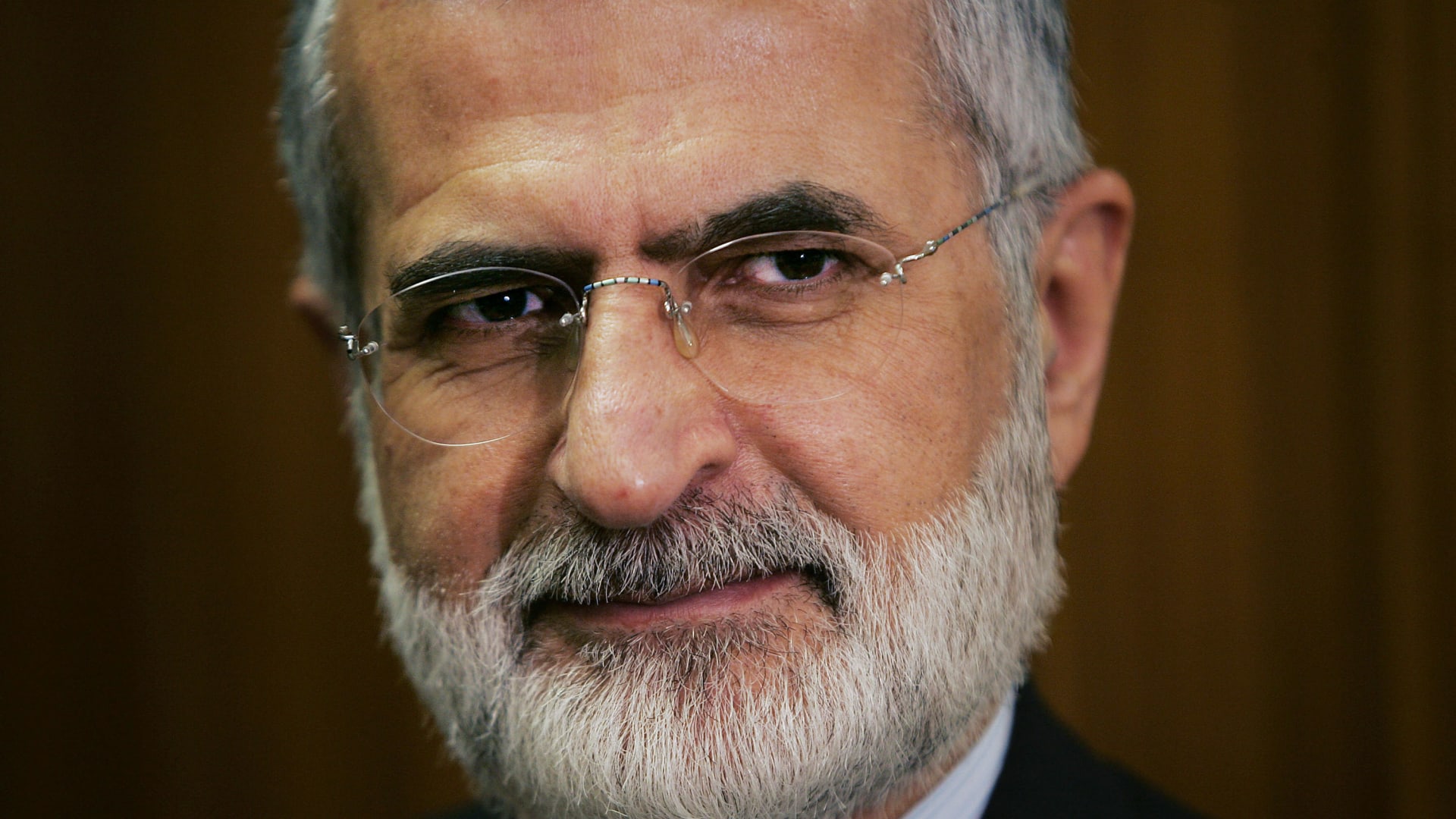 إصابة مستشار مرشد إيران في غارة بعد تحذيره من احتمال إطالة أمد الحرب