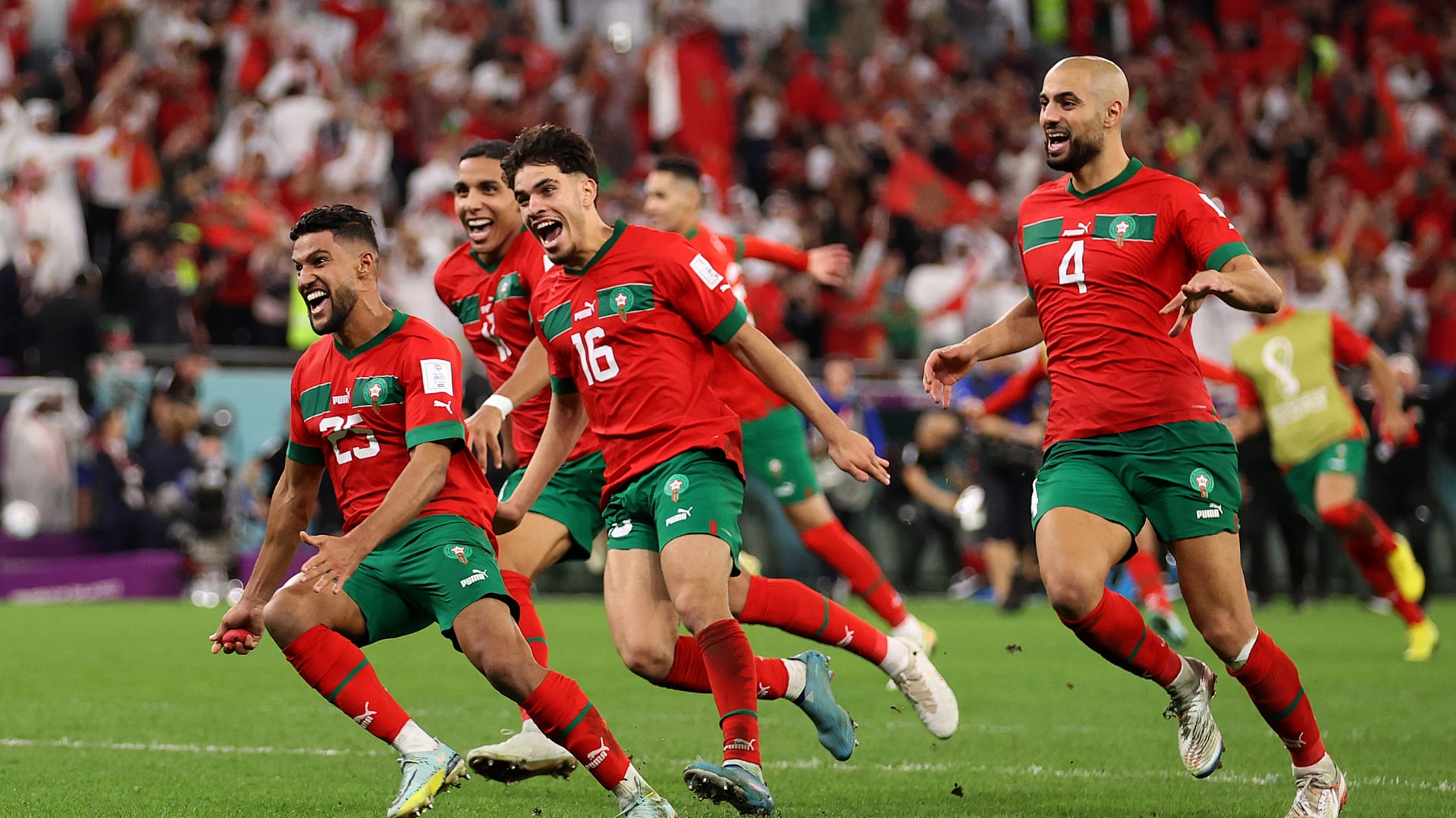 لاعبو منتخب المغرب يحتفلون بالفوز 