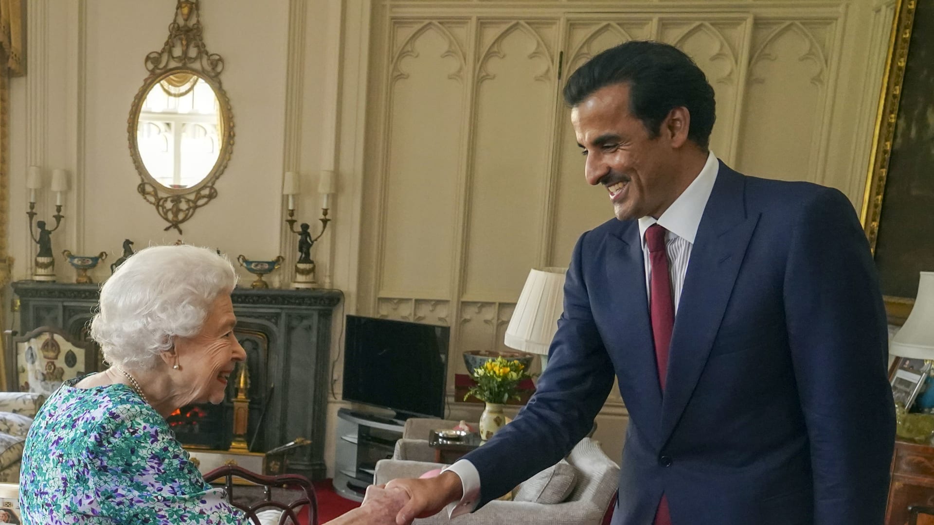 جانب من لقاء أمير قطر و ملكة بريطانيا