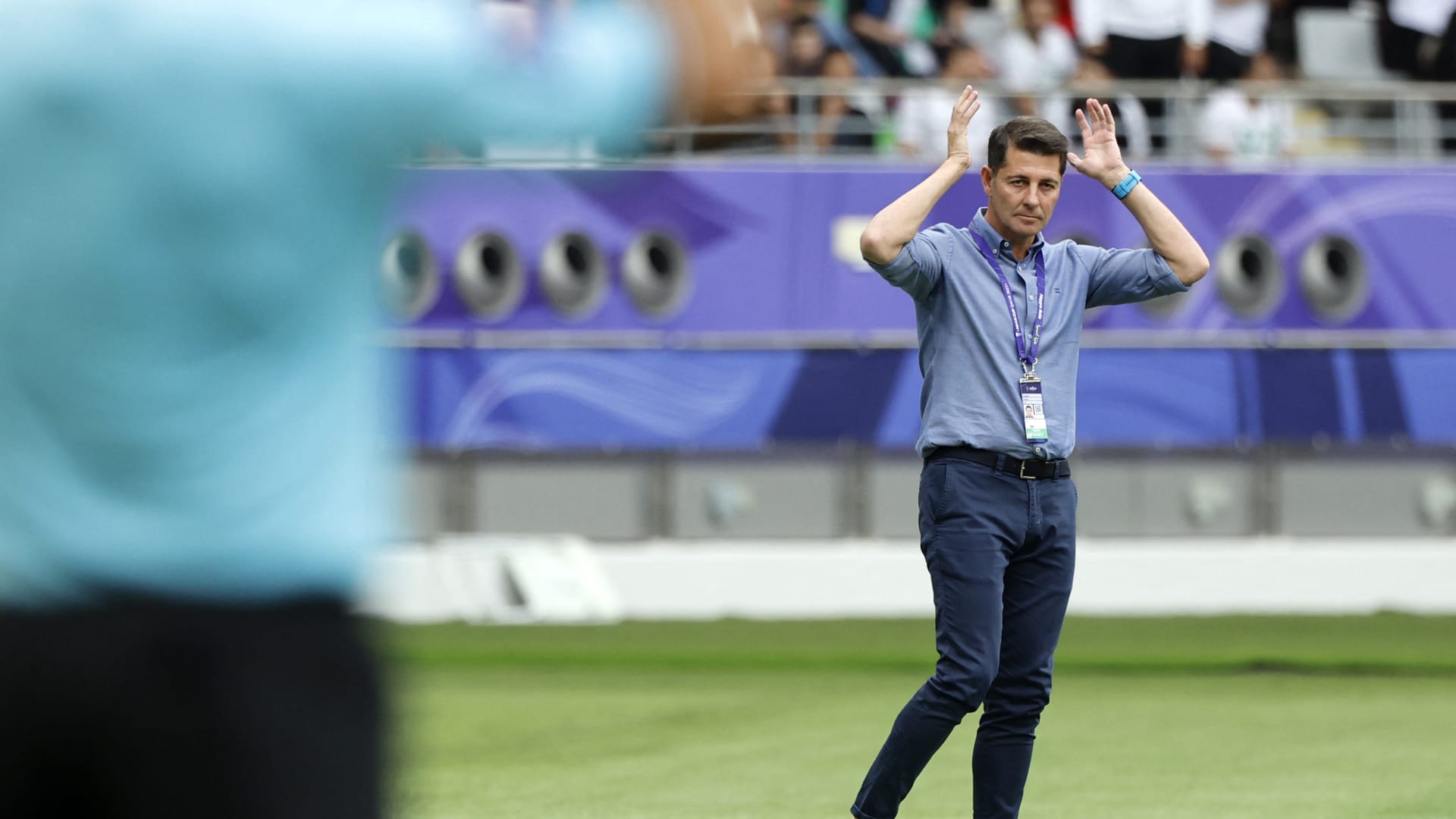 صحفيون ينفعلون على كاساس وينسحبون من مؤتمره الصحفي.. والاتحاد العراقي يصدر بياناً "شديد اللهجة"