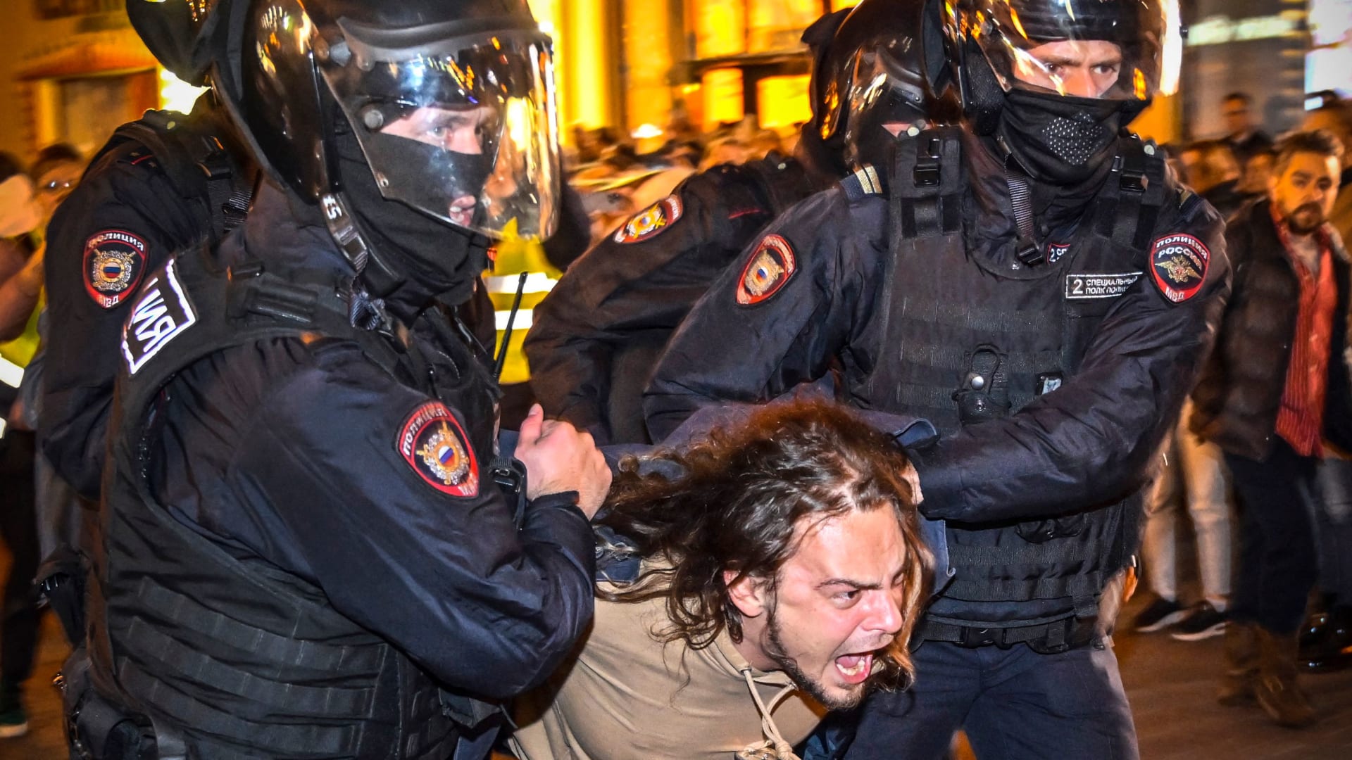 بعد "التعبئة الجزئية".. مئات الاعتقالات في روسيا على خلفية احتجاجات مناهضة للحرب