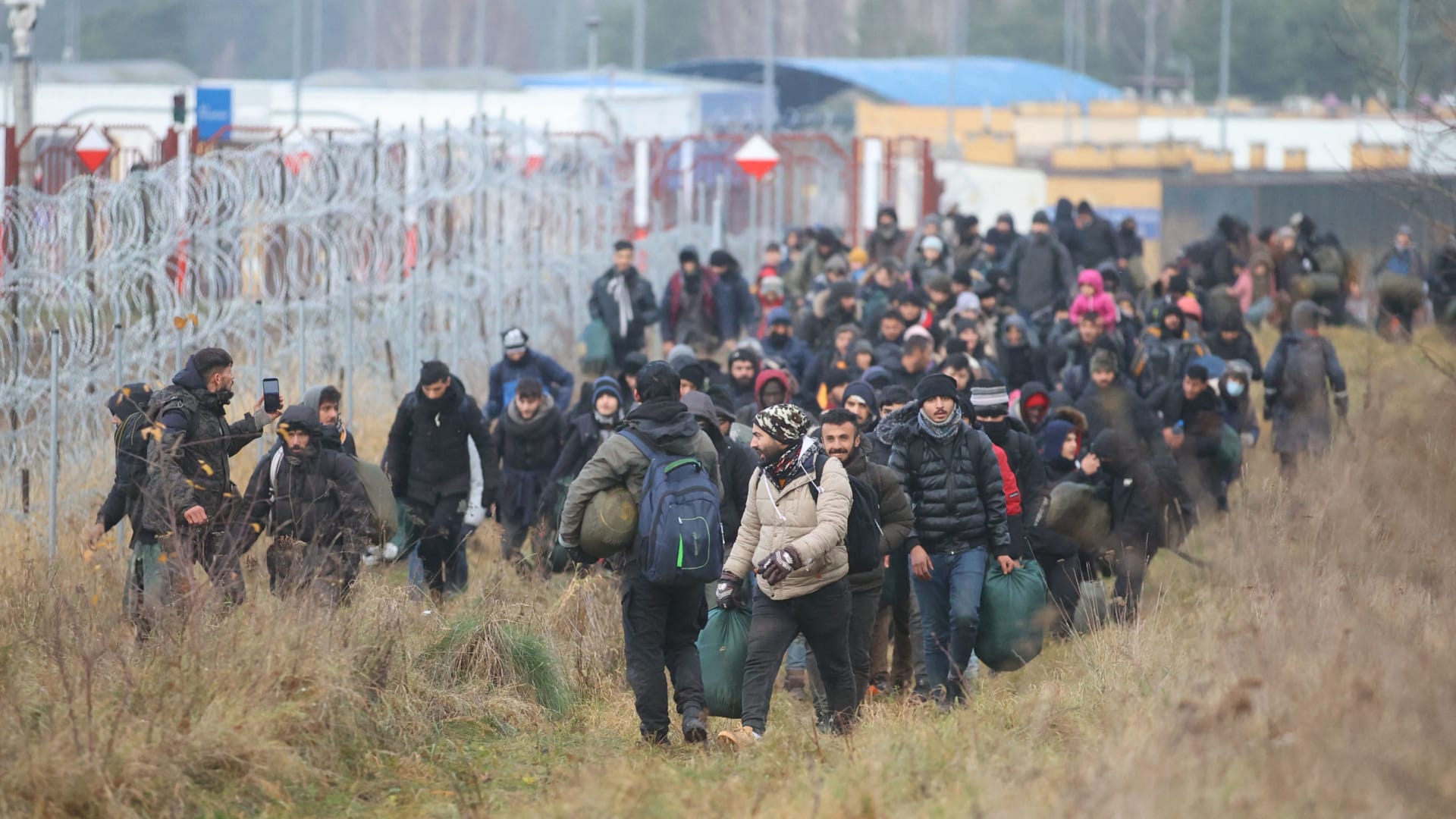 بينهم عراقيون وسوريون ولبنانيون.. آلاف اللاجئين يعلقون على الحدود وسط مواجهة بين بيلاروسيا وبولندا