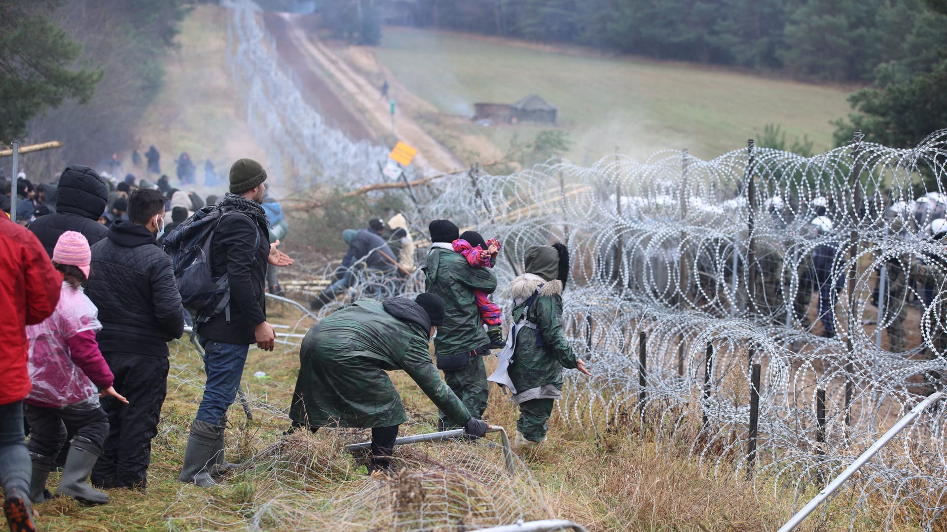 صورة تظهر مهاجرين على الحدود البيلاروسية البولندية في منطقة غرودنو، في 8 نوفمبر 2021