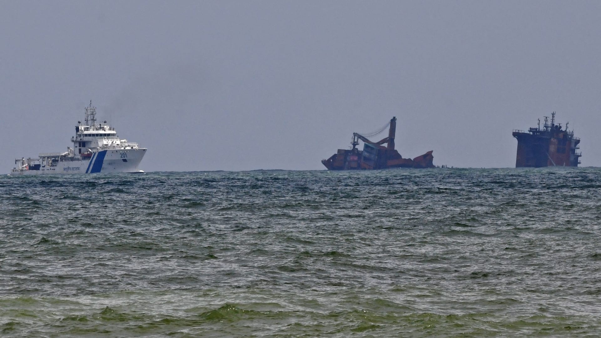 تحذيرات من "تأثيرات طويلة المدى" على الحياة البحرية في المتوسط ​​بعد تسرب النفط السوري