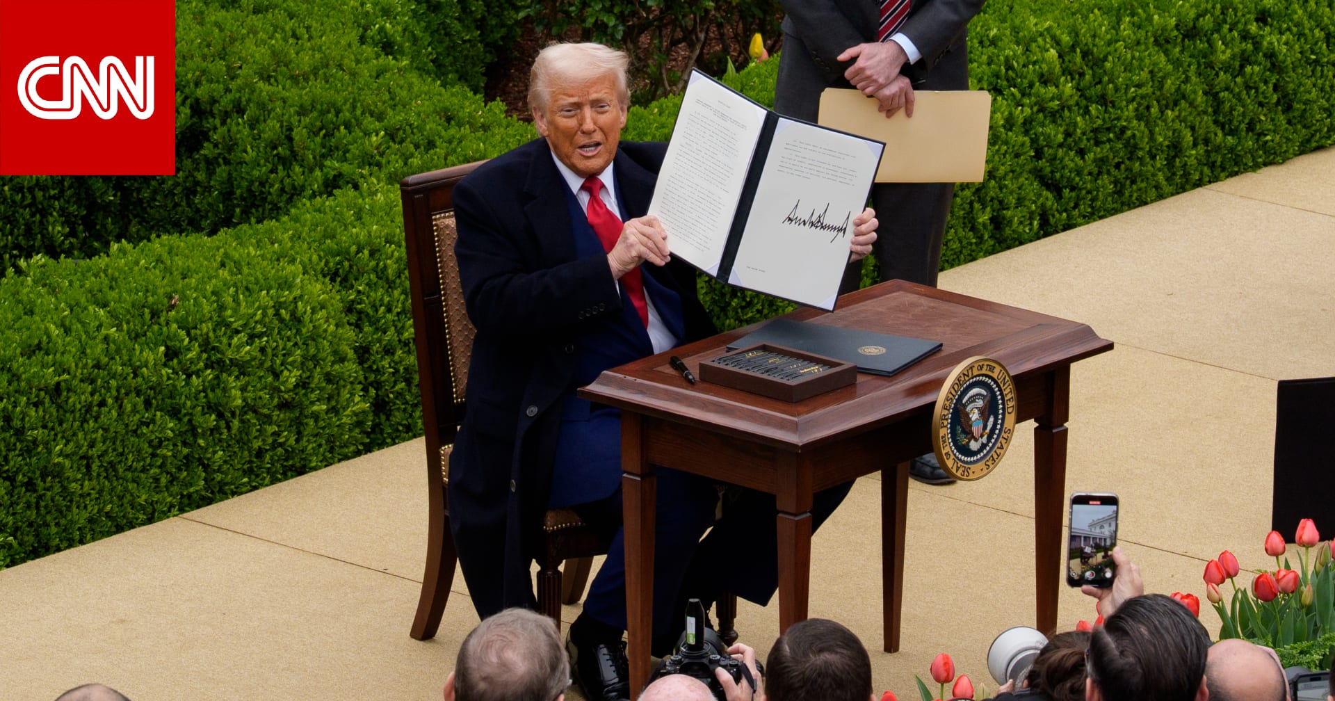 بعد ساعات من "صدمة" المحكمة العليا.. ترامب يوقع أمراً بفرض رسوم "على جميع الدول" 