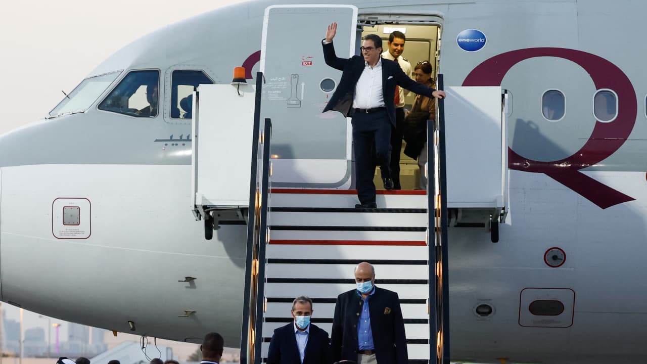 طائرة تقل خمسة أمريكيين تهبط في الدوحة بعد إطلاق إيران سراحهم