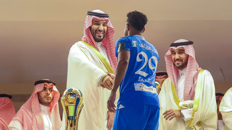 السعودية.. موقف "محرج" للاعب الهلال بعد مصافحته لمحمد بن سلمان