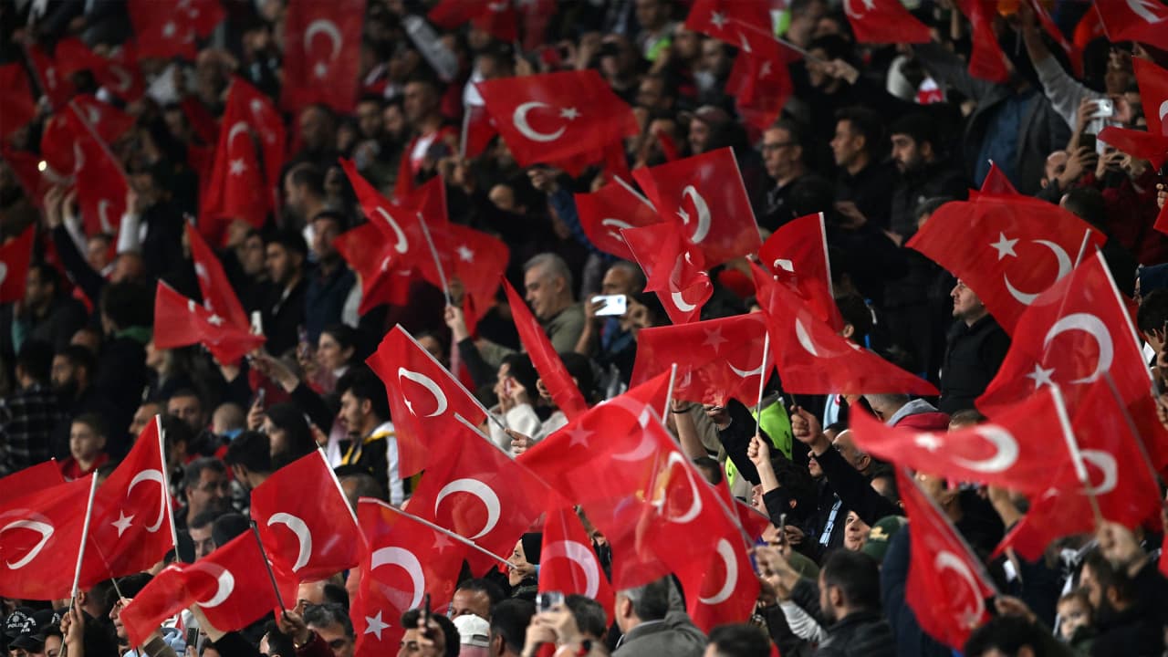 تحول الملعب لساحة قتال.. جمهور يعتدي على لاعبي المنافس في الدوري التركي.. ورئيس "فيفا" يعلّق