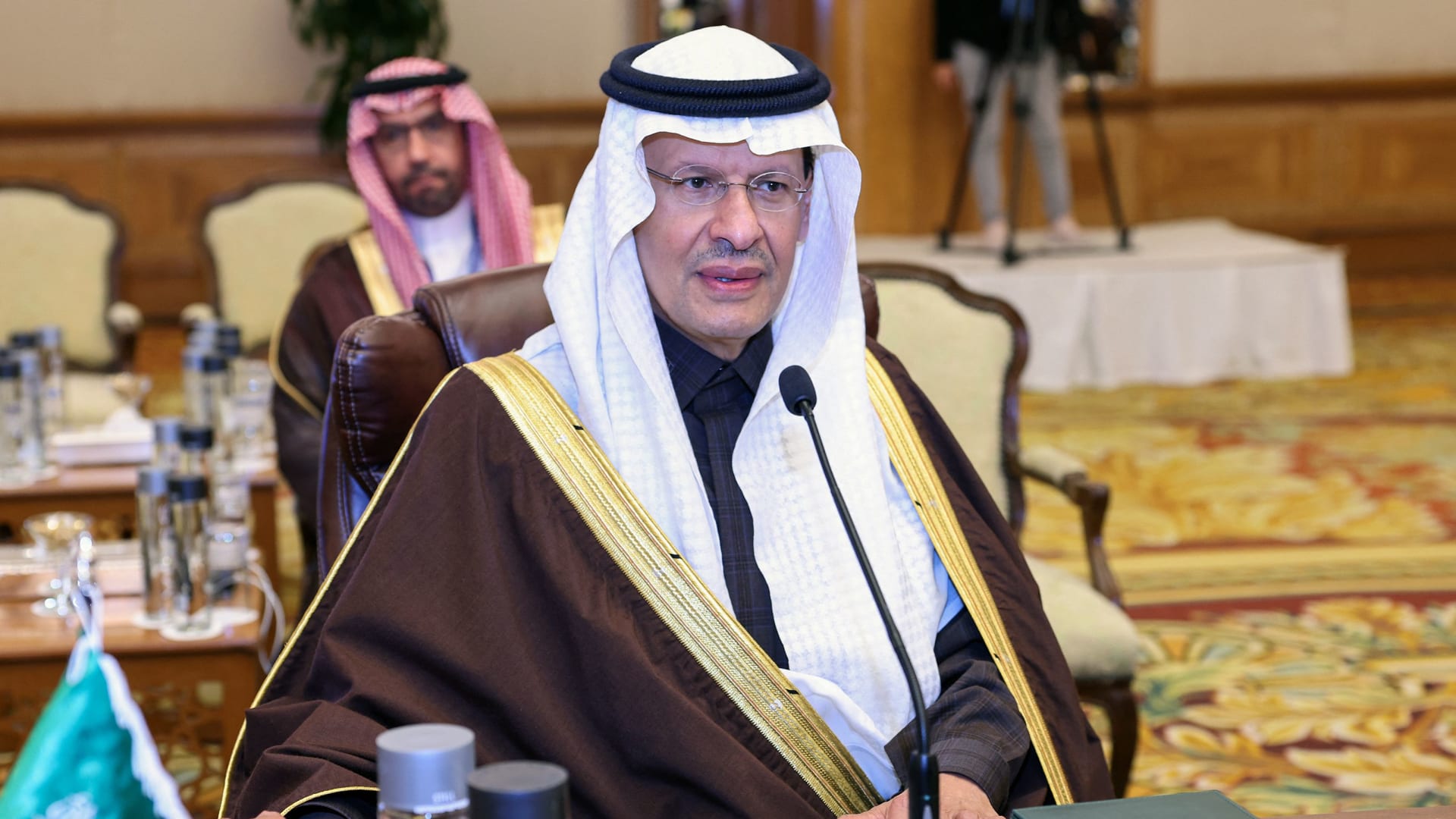 "قد يصبح مؤلما بالأشهر المقبلة".. تذكير بتصريح وزير الطاقة السعودي عن خسارة دول لمخزونات النفط الطارئة