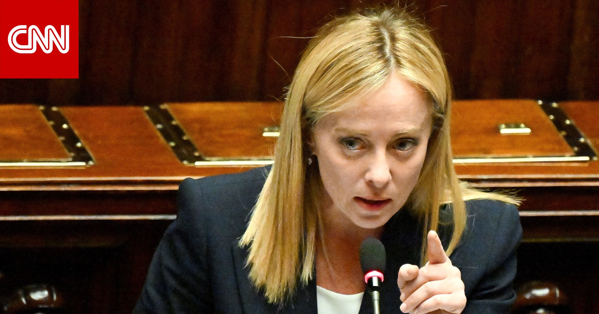 رئيسة وزراء إيطاليا تخاطب برلمانيًا أسودًا بشكل غير رسمي.. ماذا حدث؟