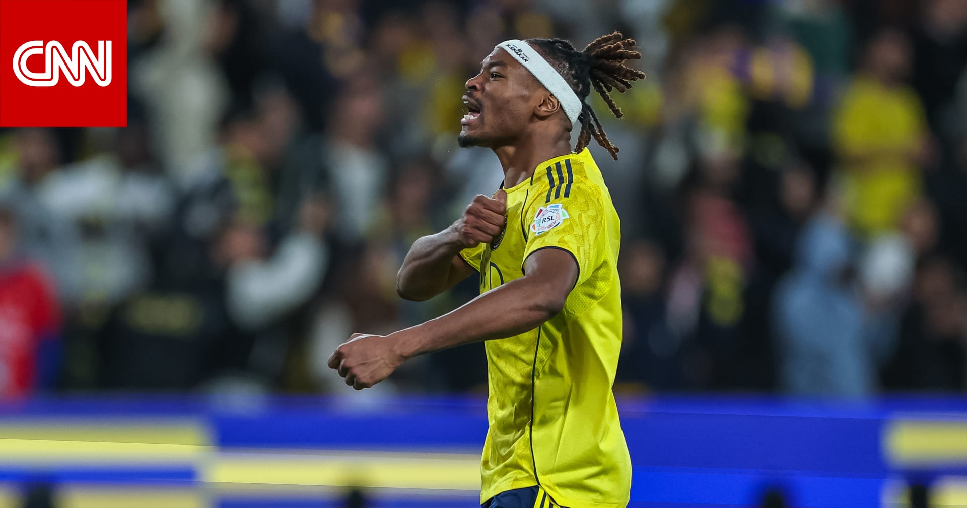 حمل مدربه على ظهره.. احتفال "مُثير" من محمد سيماكان بهدف فوز النصر أمام نيوم