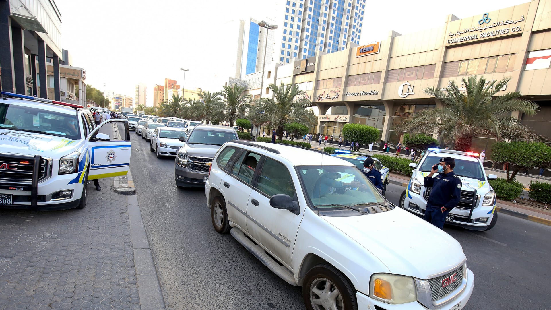 "من جنسيات عربية".. وزير الداخلية الكويتي يشرف على ضبط "تشكيل عصابي دولي منظم"