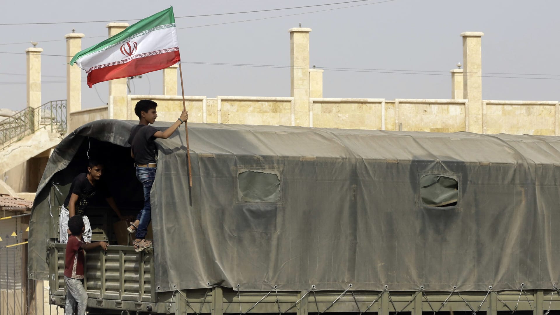 الضربة العسكرية الأولى في عهد بايدن.. ماهي رسالة أمريكا لإيران؟