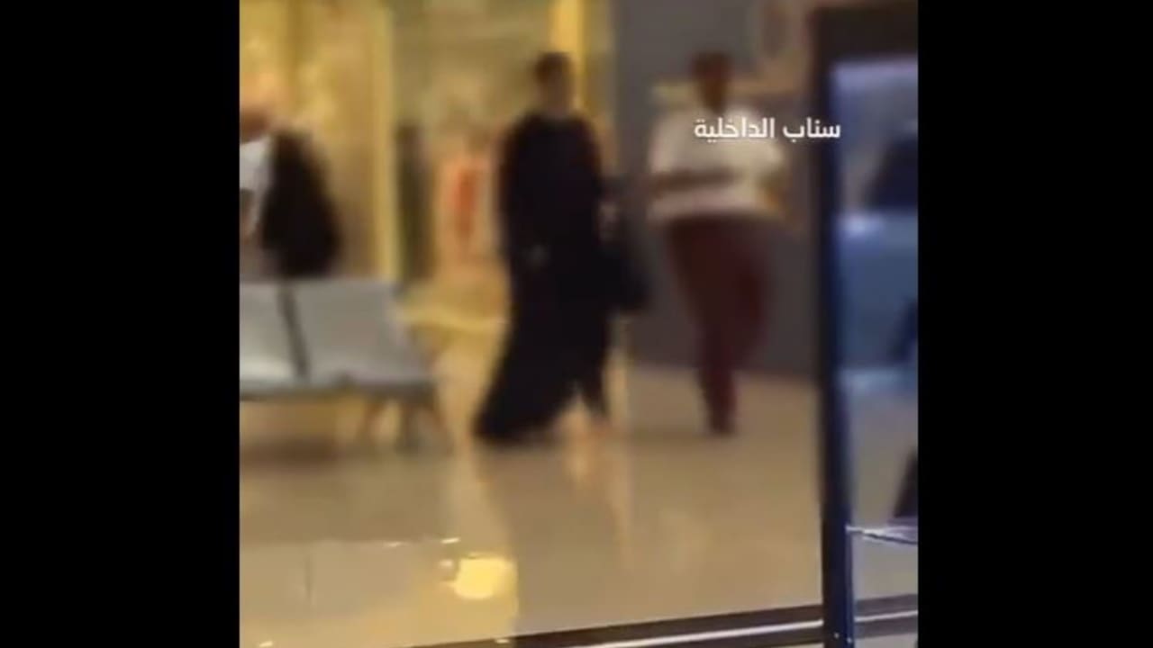 السعودية.. القبض على مصري لـ"تنكره بعباءة نسائية" في مركز تجاري