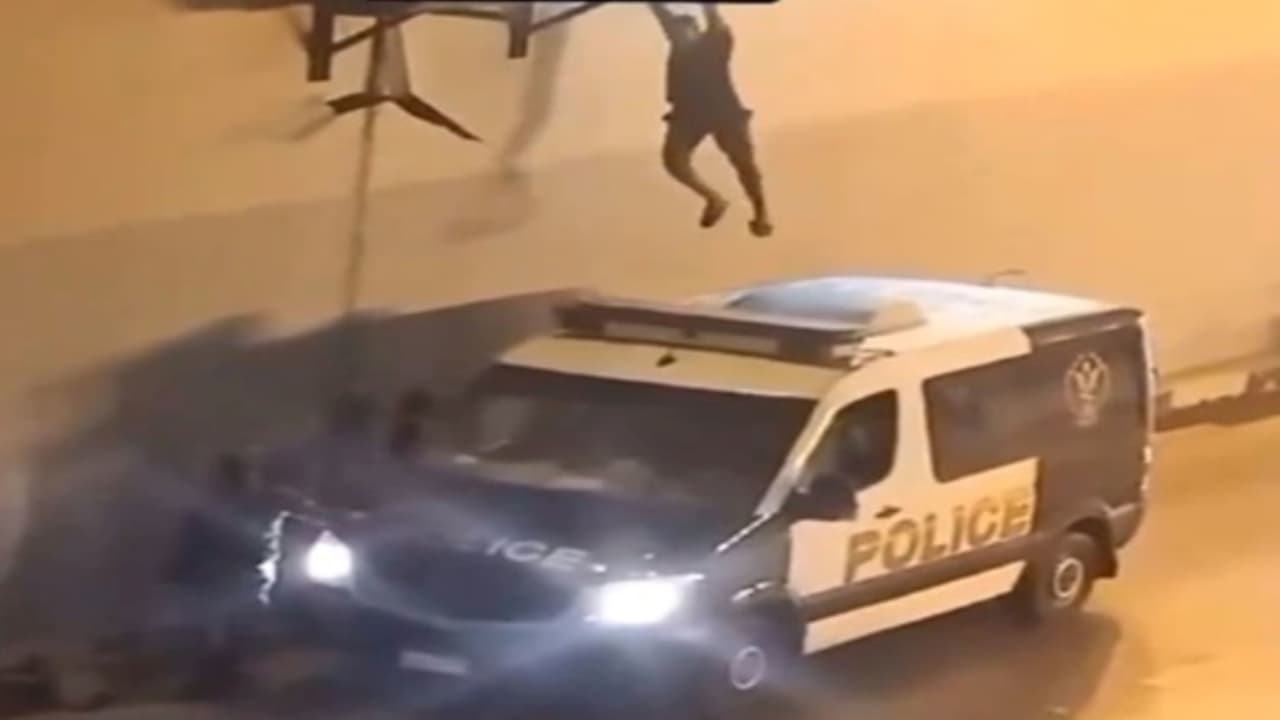 مصر.. تداول فيديو لسقوط شخص على سيارة شرطة داخل نفق.. و"الداخلية" توضح