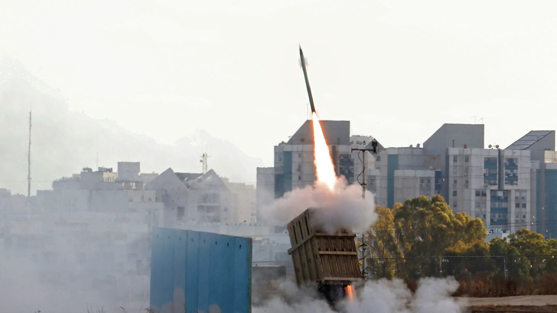 لحظة إطلاق نظام القبة الحديدية للدفاع الجوي الإسرائيلي لاعتراض صاروخ تم إطلاقه من قطاع غزة، فوق مدينة أشدود - في 17 مايو 2021