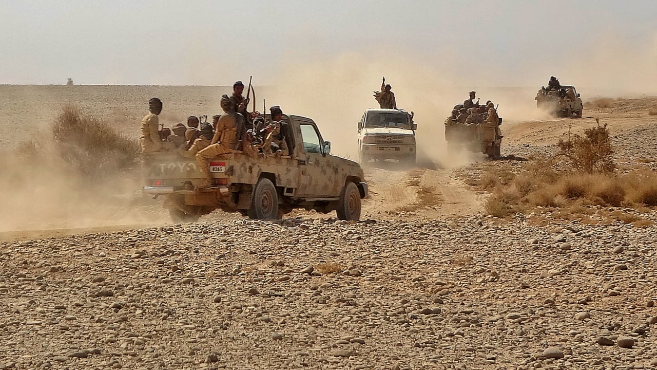  مقاتلون يستقلون شاحنات صغيرة مع اشتباك القوات الموالية للحكومة اليمنية مع مقاتلين من الحوثيين حول قاعدة "ماس كامب" العسكرية، 22 نوفمبر/ تشرين الثاني 2020