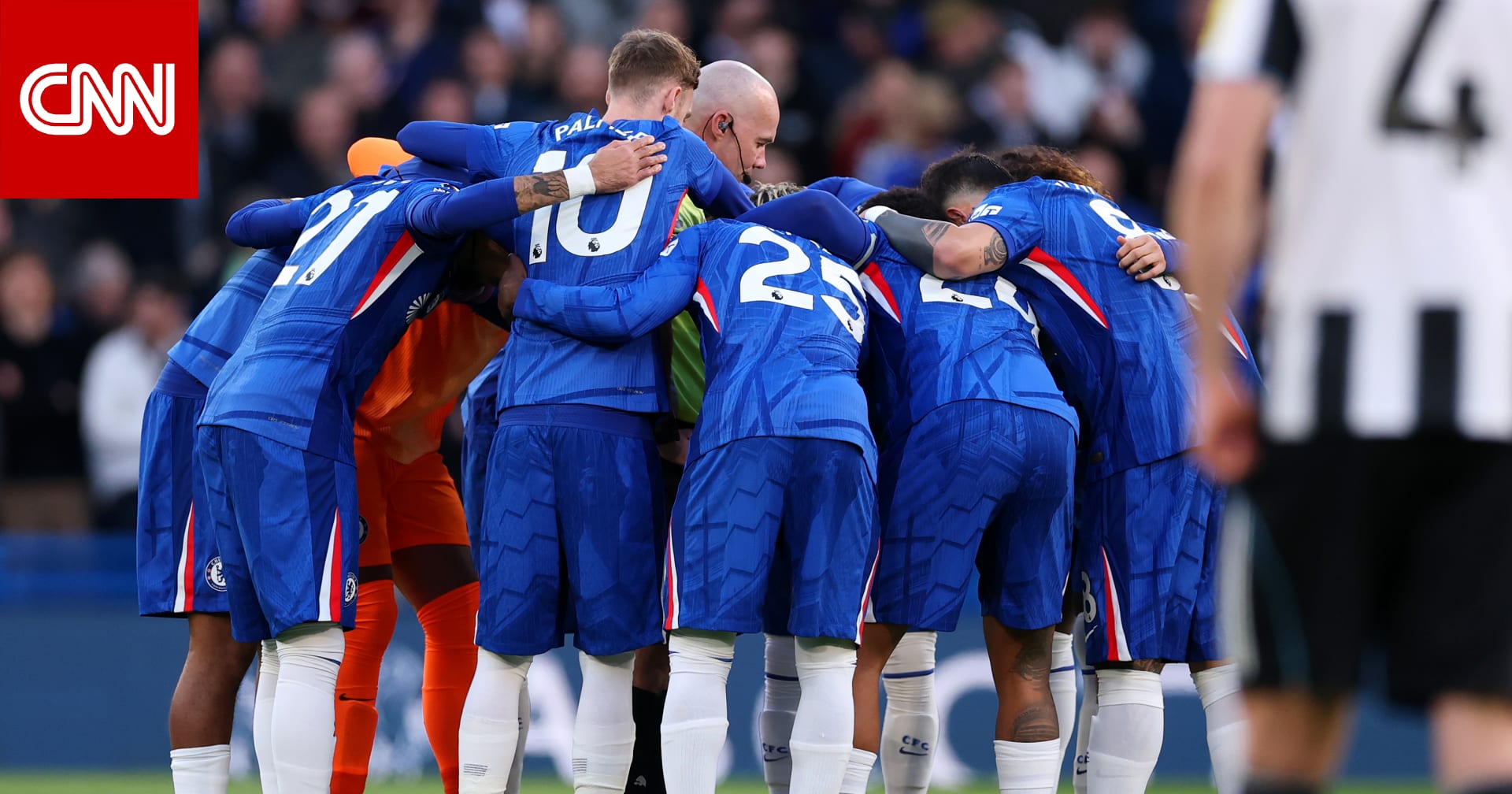 أغرب وقائع البريميرليغ.. لاعبو تشيلسي يتجمعون حول الحكم قبل بداية مباراتهم مع نيوكاسل