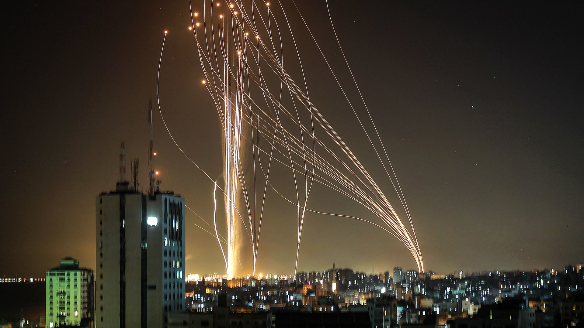 غارات إسرائيلية على غزة وصواريخ فلسطينية تضيء ليل تل أبيب