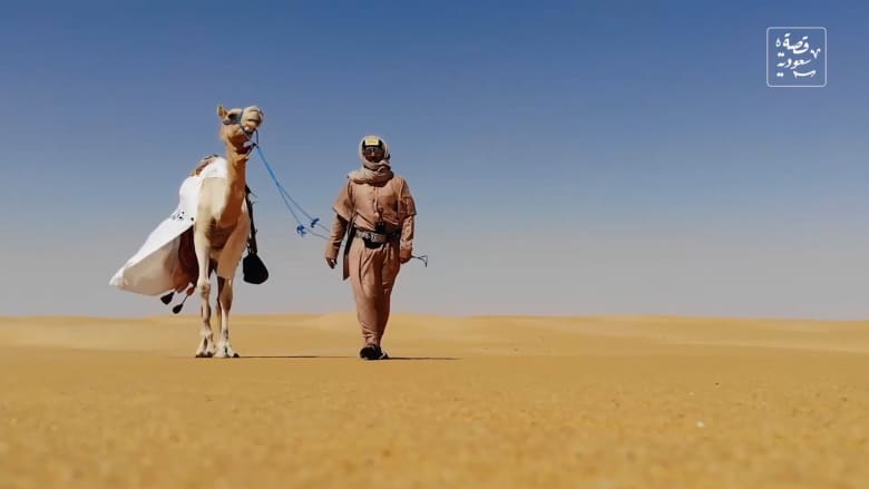 شاهد سعودي يمشي 200 كيلومتر وحيدًا بالربع الخالي ويحفر "قبره" بيده
