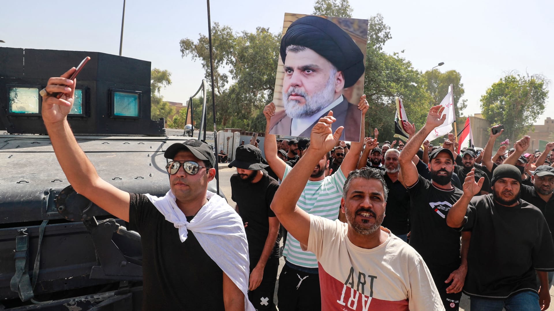 احتجاجات حاشدة لمؤيدي الصدر في بغداد احتجاجا على ترشيح السوداني