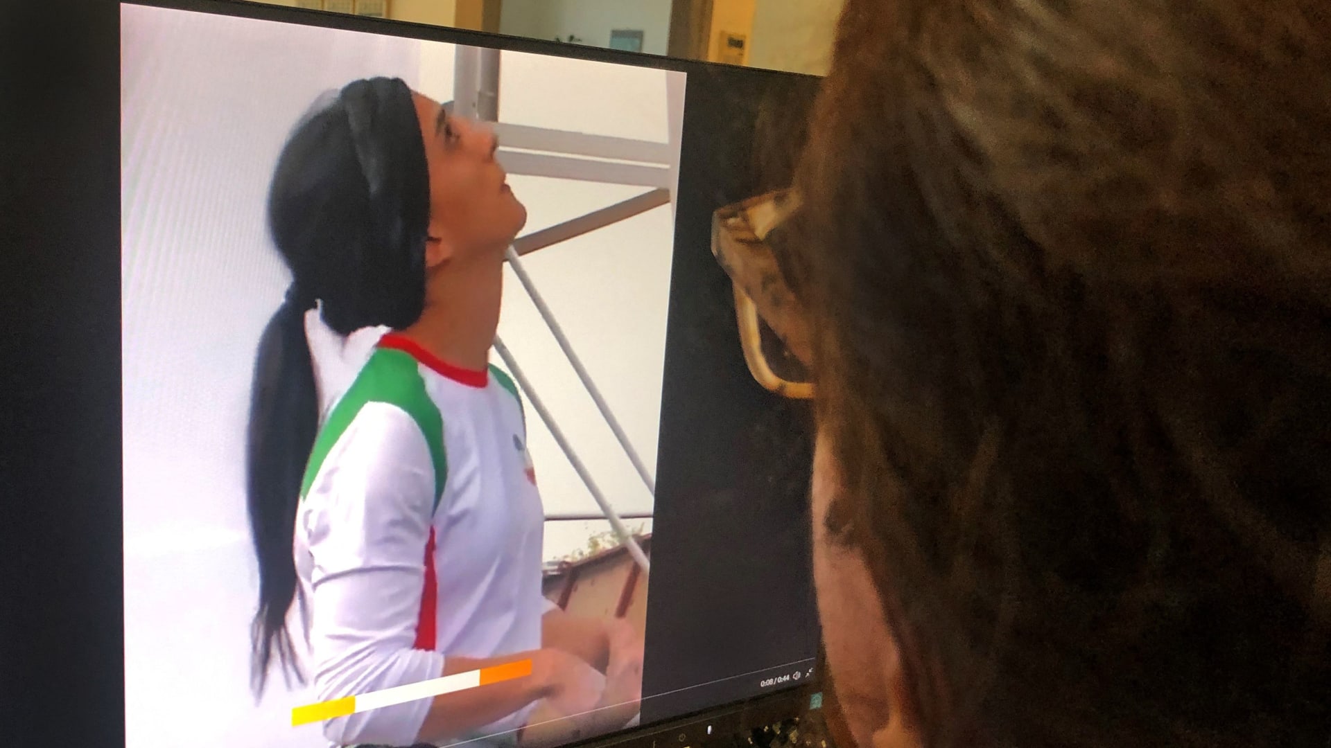 جدل بعد ظهور متسلقة صخور إيرانية بدون حجاب.. وشقيقها يرد على "شائعات" دعمها للاحتجاجات